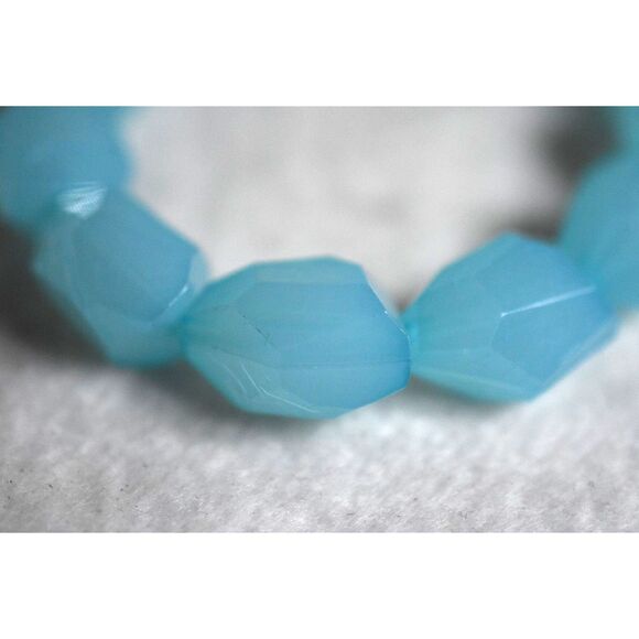Alluring Baby Blue Large Chunky Glass Bead Stretch Cottagecore Like New Bracelet - Picture 2 of 3